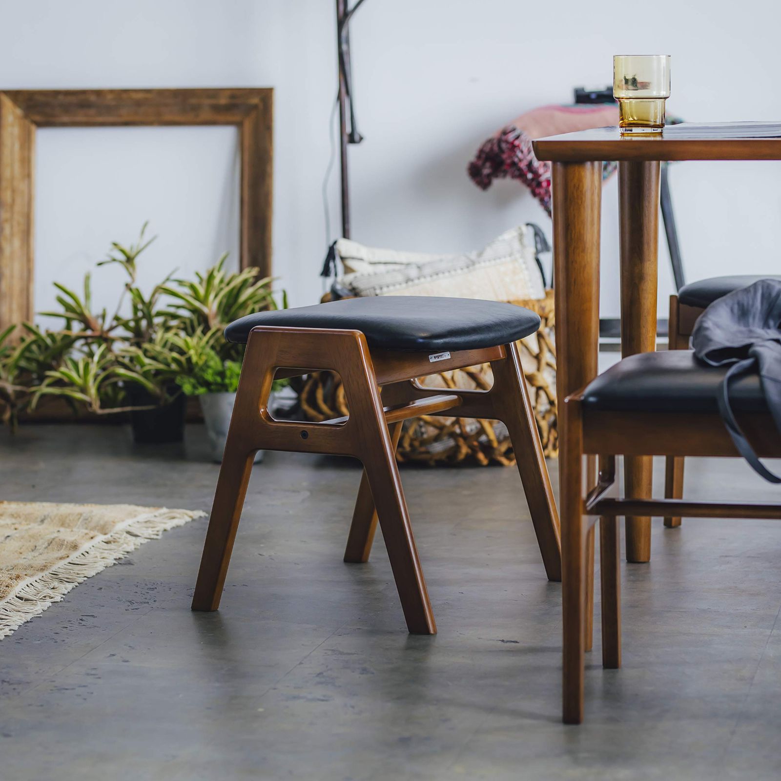 スタッキングスツール カリモク カリモク60 ブラック C36116BWK ウォールナット 幅47.0奥行41.5高さ44.5座高43.5cm MARWIL-DEMENAGEMENTS_CH