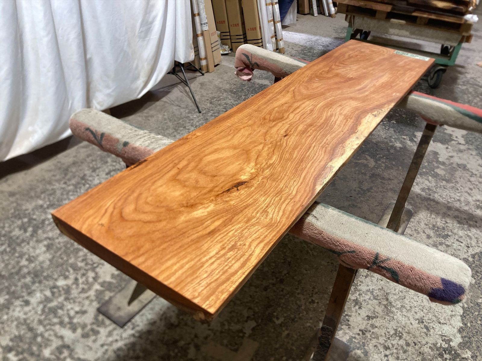 本花林9227 一枚板無垢 乾燥材 1710x350‐370x48mm センターテーブル ローテーブル カウンター 棚 テレビ台 花台 DIY 窓台 台