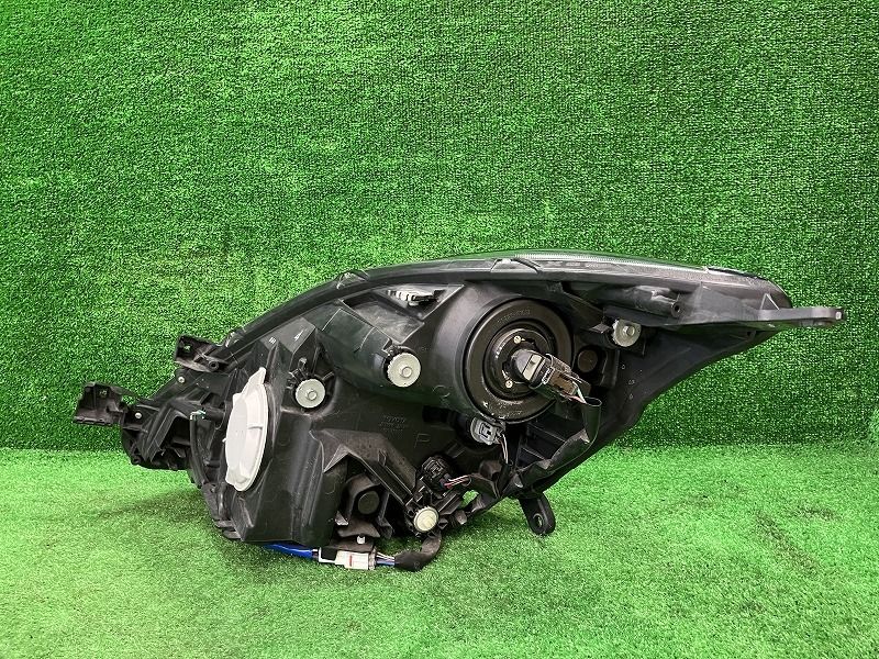 アイシス ZGM15G 右ヘッドランプ ヘッドライト L コイト 44-68 81130-44330 1F7