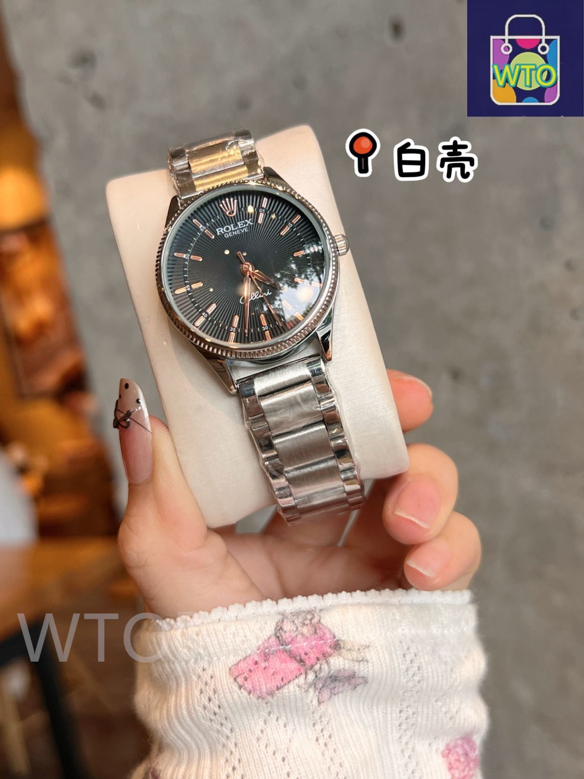 優雅なデザインに蝶形バックルを備え