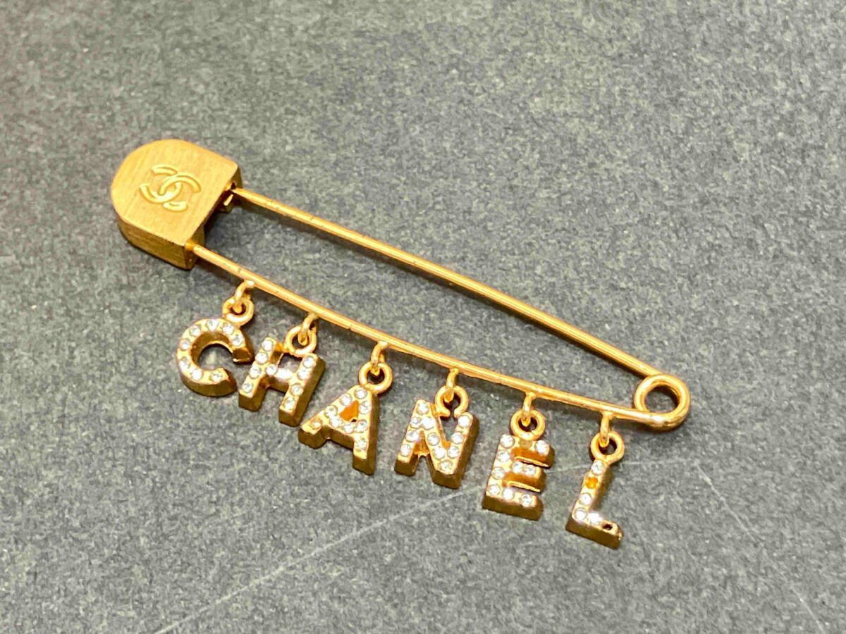 ジャンク シャネルCHANELロゴラインストーンピンブローチ 石取れ有り