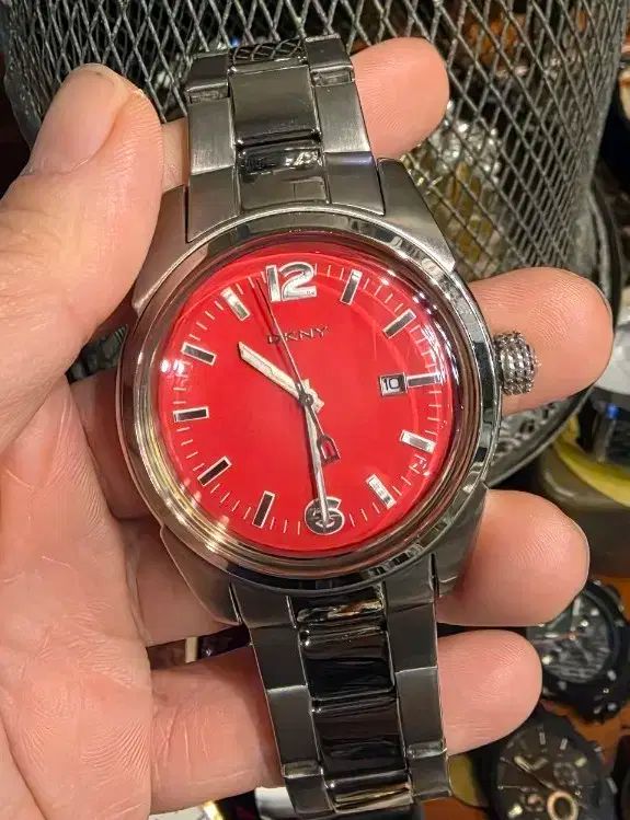 DKNY レッド ダイヤル メタル 時計