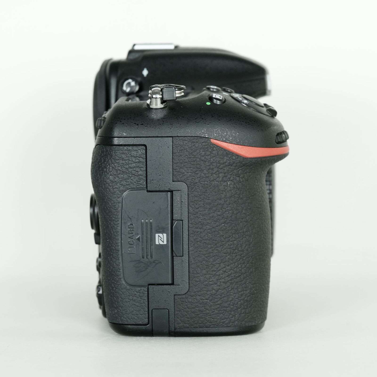 Nikon D500 デジタルカメラ 本体　社外グリップ D500のバッテリーグリップ選びは純正？それとも互換品が良い？