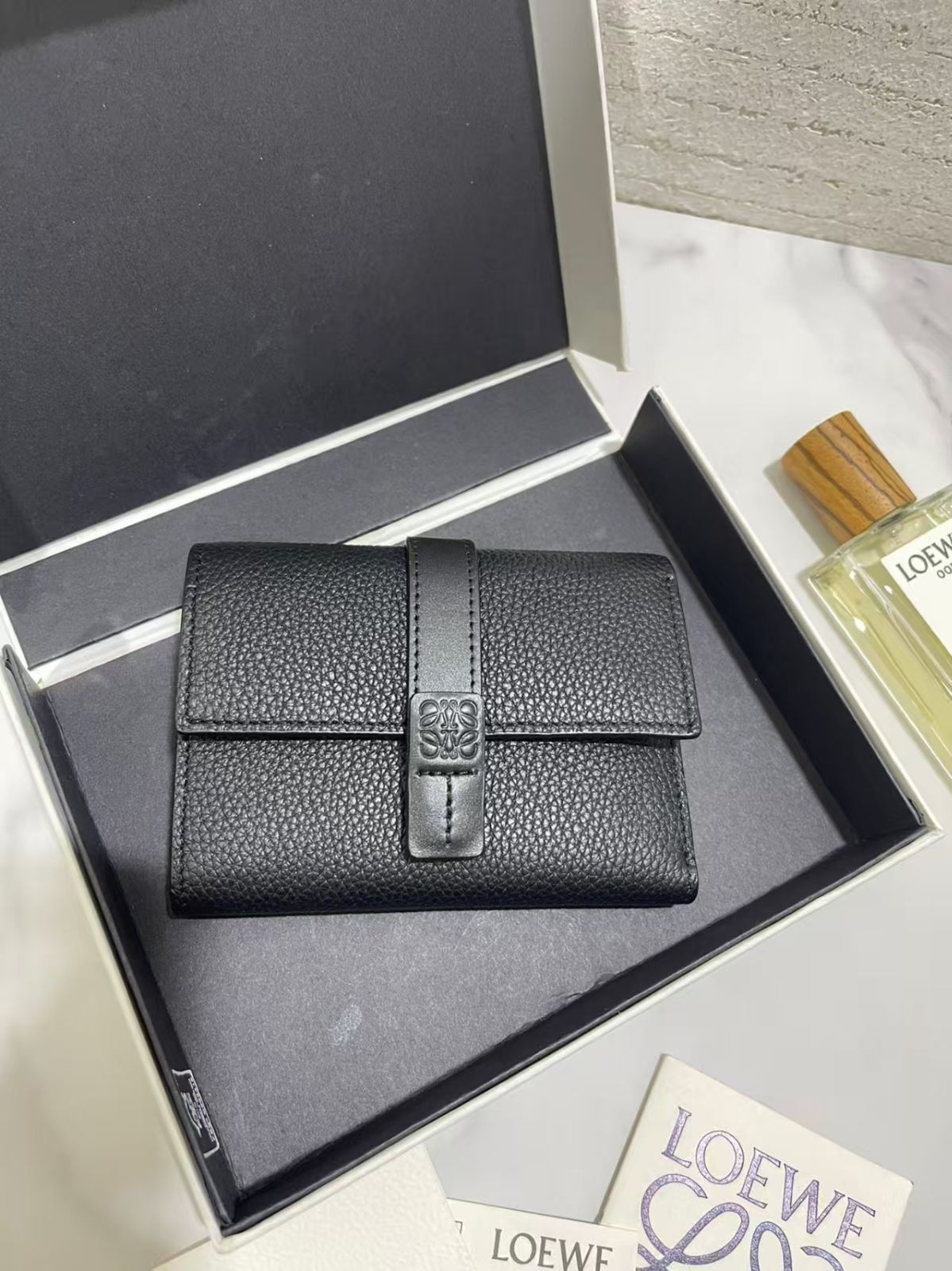 LOEWE 財布　新品未使用 LOEWE ロエベ Logo Tri-Fold Zip Wallet トライフォールド