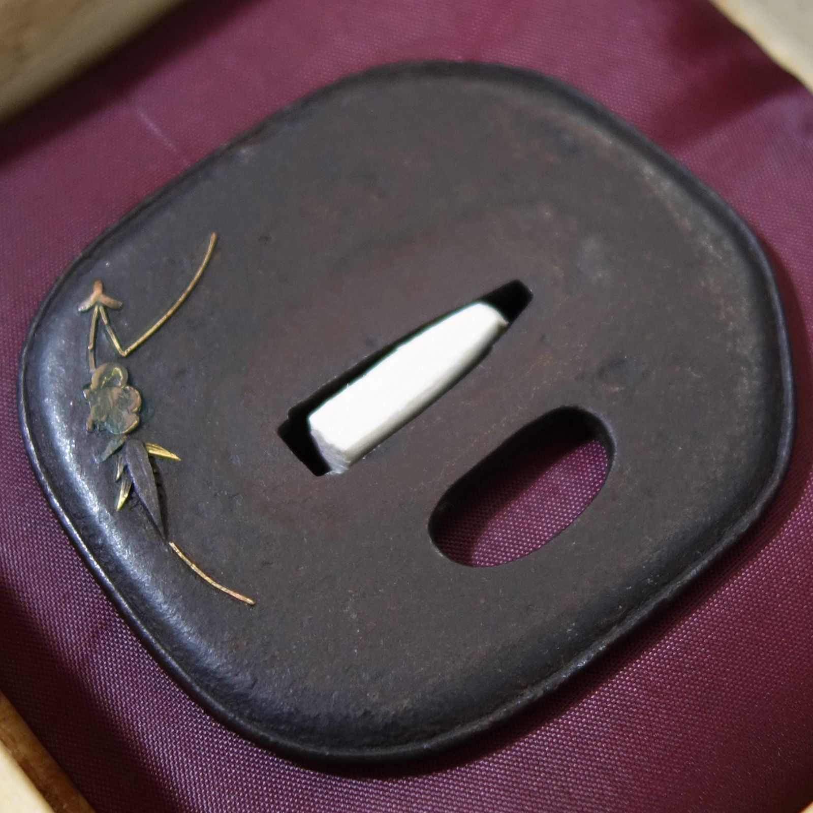 鍔 【 鉄地 松葉梅笹文象嵌鍔 】(鍔箱付き) 日本刀 刀装具