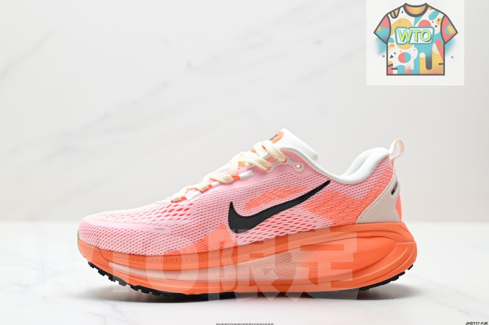 18 ナイキ製の快適なクッション性と滑り止め性能を備えたロートップランニングシューズです