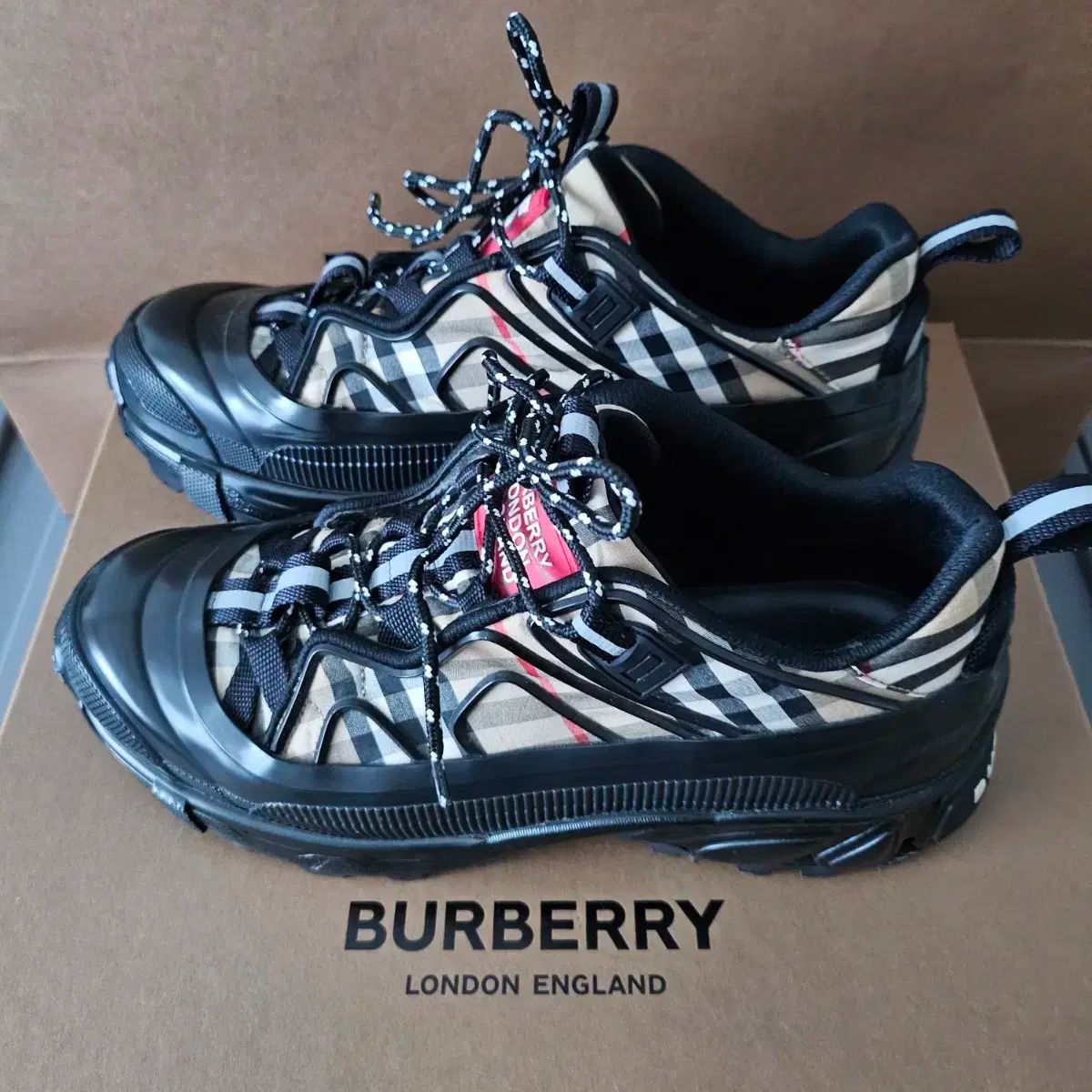 バーバリー BURBERRY 8056921 スニーカー メンズ シューズ