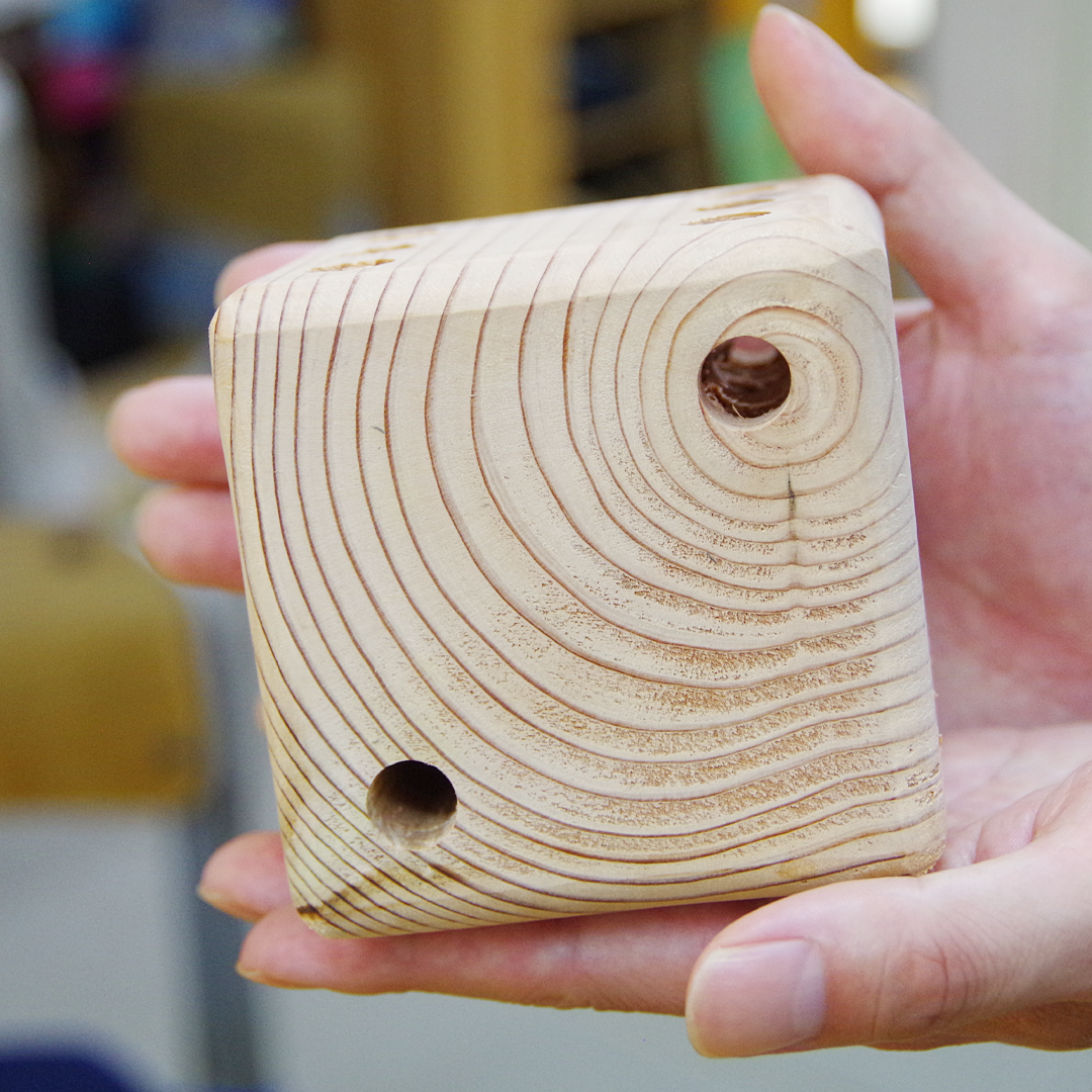 熊野ヒノキで作ったサイコロ型えんぴつ立て