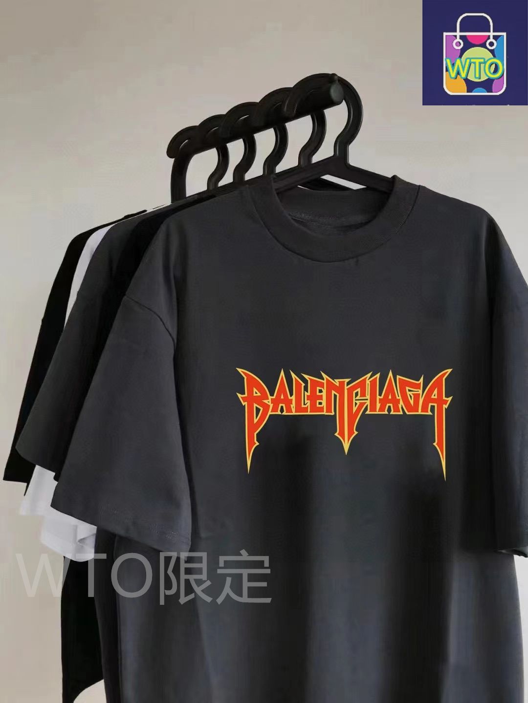 このバレンシアガのコラボレーション半袖は