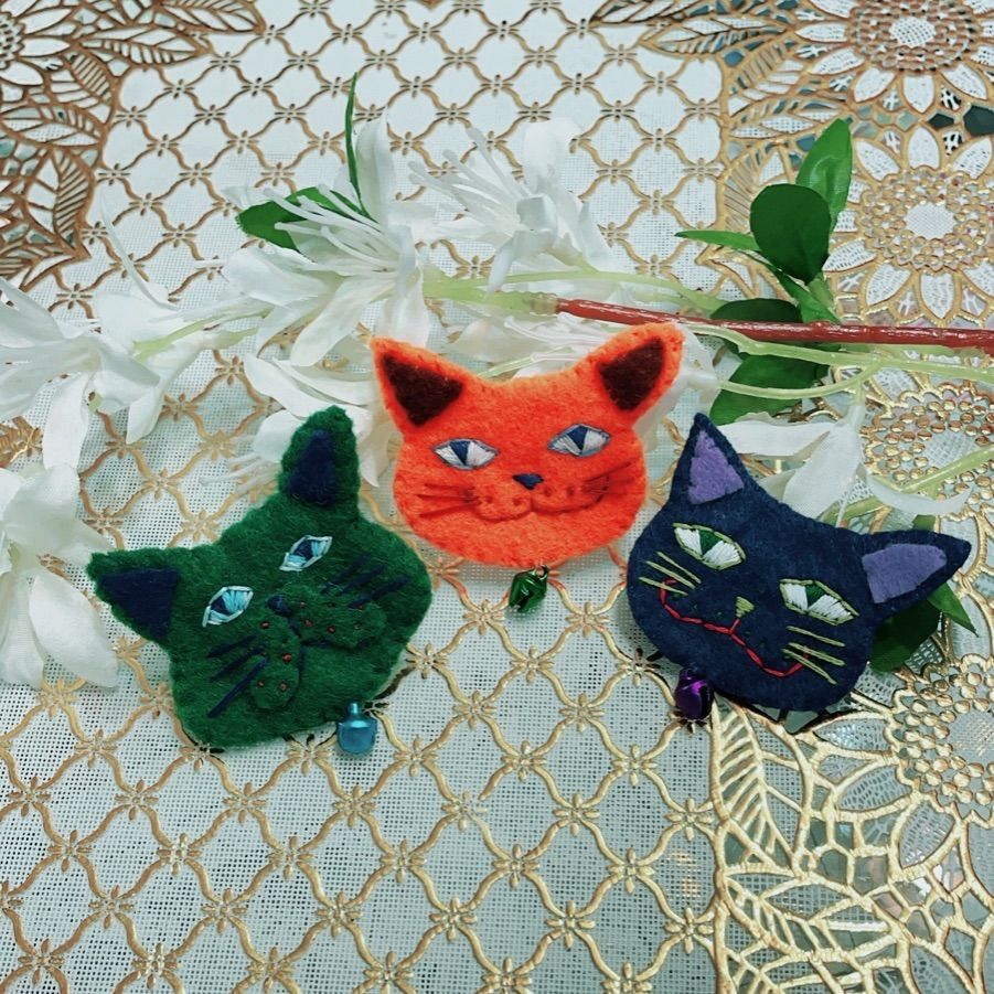 猫　ブローチ　刺繍　ハンドメイド