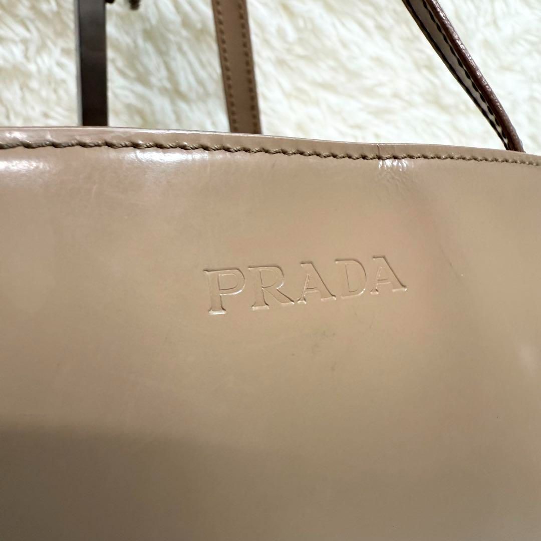 PRADA プラダ ロゴ型押しエナメルレザーハンドバッグ パテント