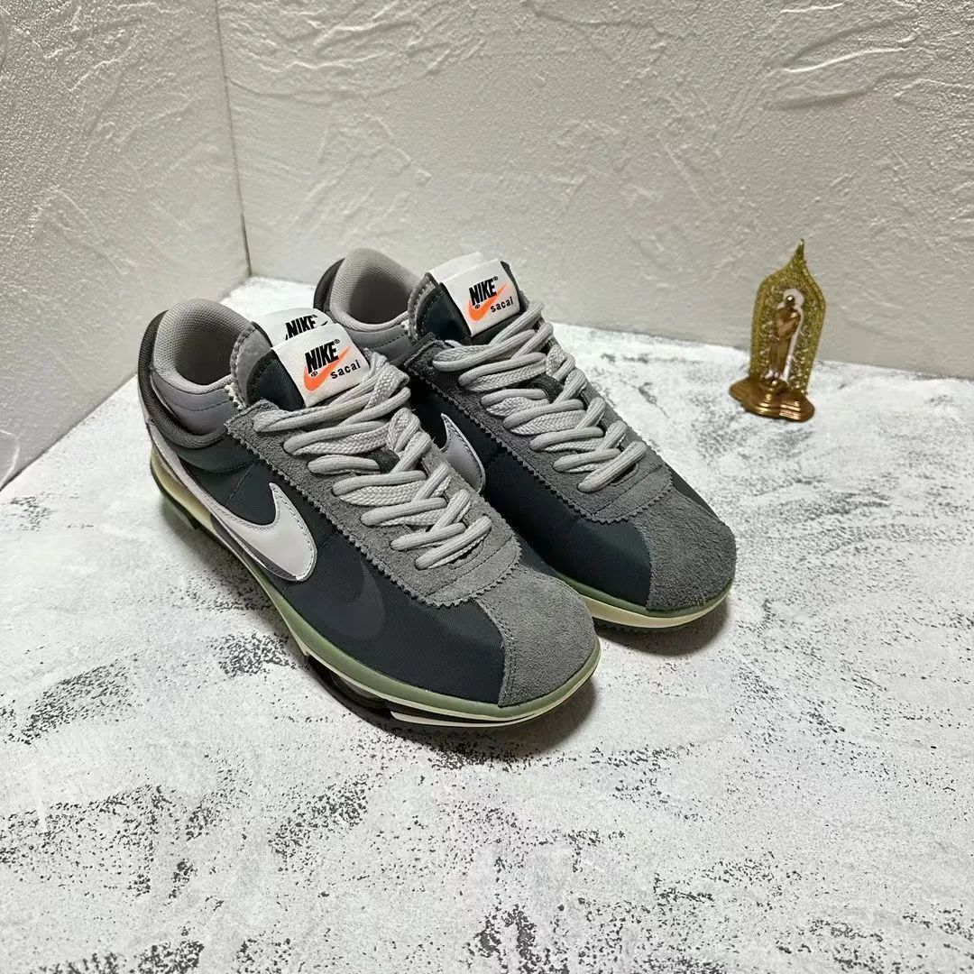 新品未使用 sacai × Nike Zoom Cortez Iron Grey 男女兼用