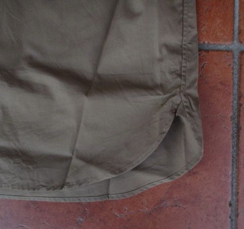 小さめの襟元とビッグサイズのサイズ感で羽織るように着る