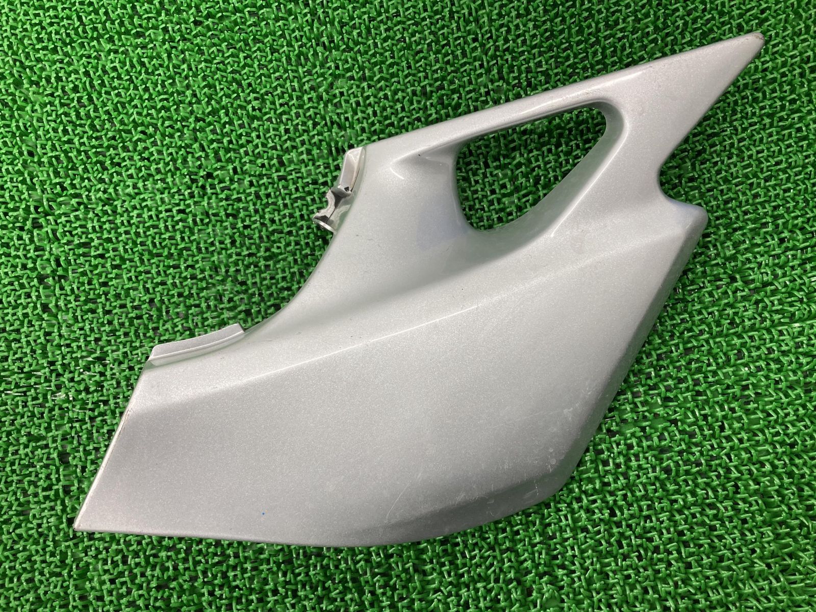 バリオス サイドカバー 右 銀 36001-1463 カワサキ 純正 中古 バイク 部品 ZR250A BALIUS 修復素材に 品薄 希少品 車検 Genuine