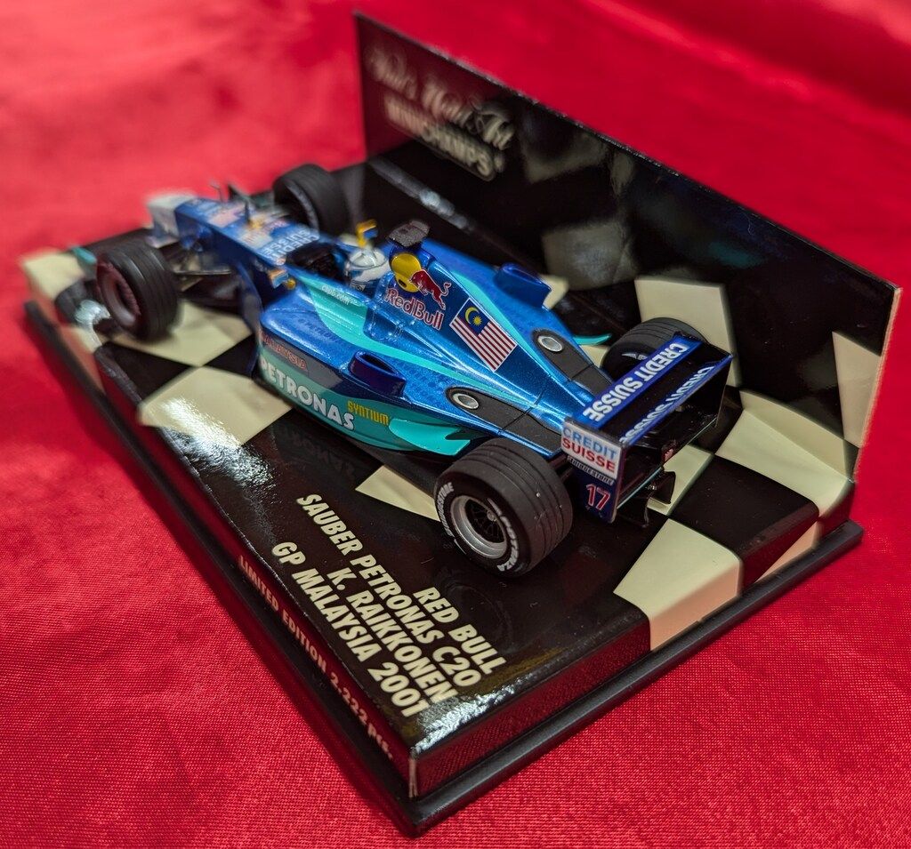 Minichamps 1:18 Sauber Petronas C20 Kimi Raikkonen 2001 : r