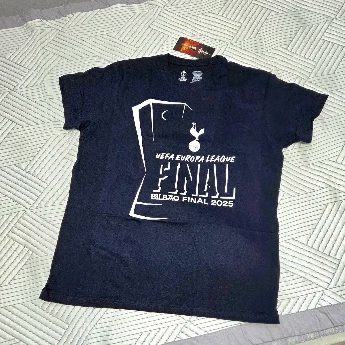 完全正規品　トッテナム　ヨーロッパリーグ優勝記念グッズ　Tシャツ トッテナム ヨーロッパリーグ 決勝 記念 Tシャツ+ キーホルダー