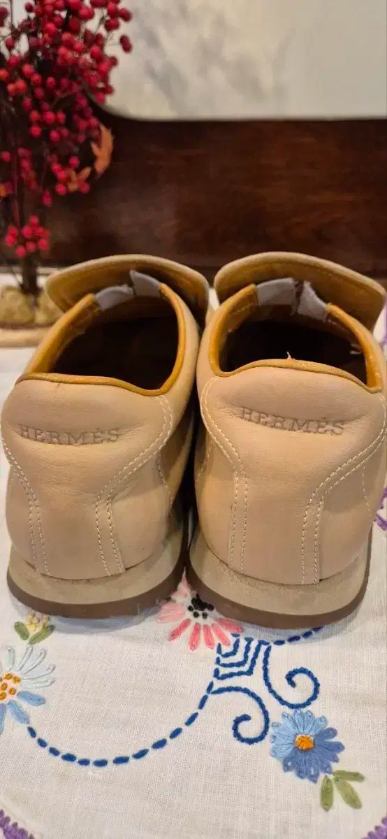 ベージュ ローファー