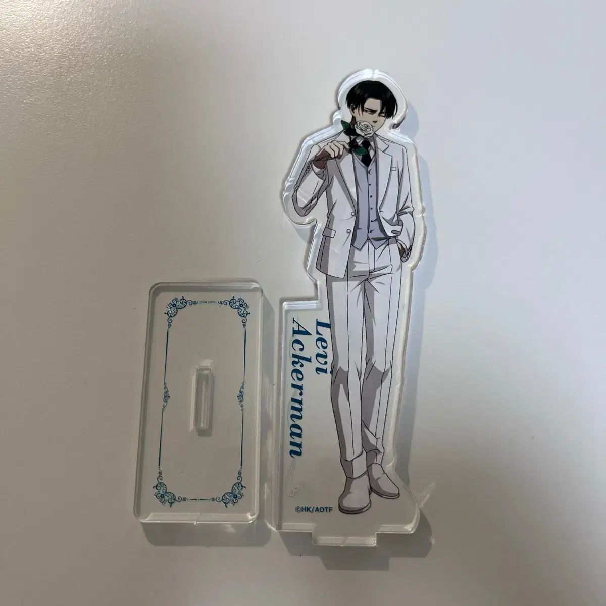 進撃の巨人 リヴァイ カラオケ ホワイトスーツ アクリル グッズ
