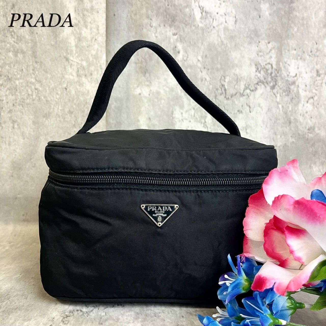 ✨良品✨ PRADA プラダ バニティバッグ 化粧ポーチ ハンドバッグ 三角ロゴプレート シルバー金具 ロゴ型押し テスートナイロン レディース  ブラック 黒色 - メルカリ