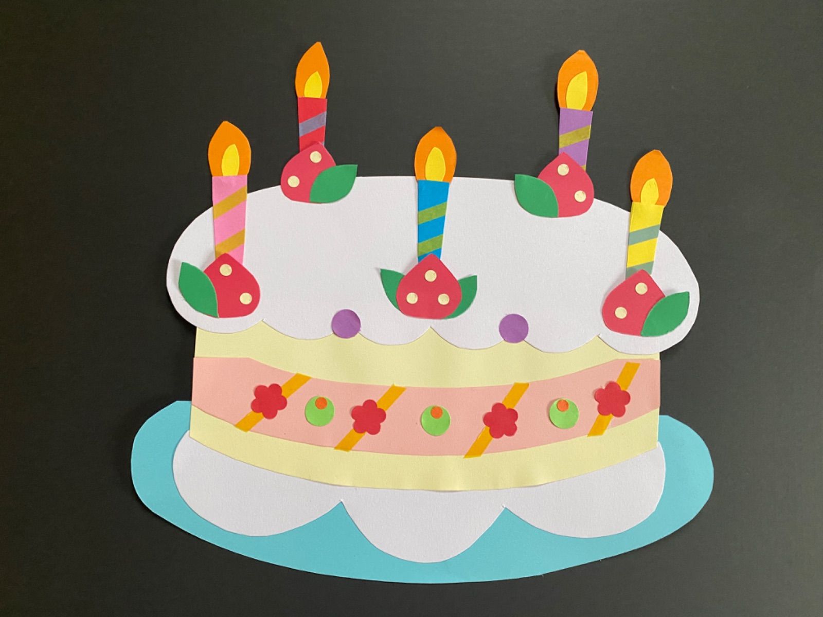 お誕生日　壁面飾り　ケーキ　お祝い