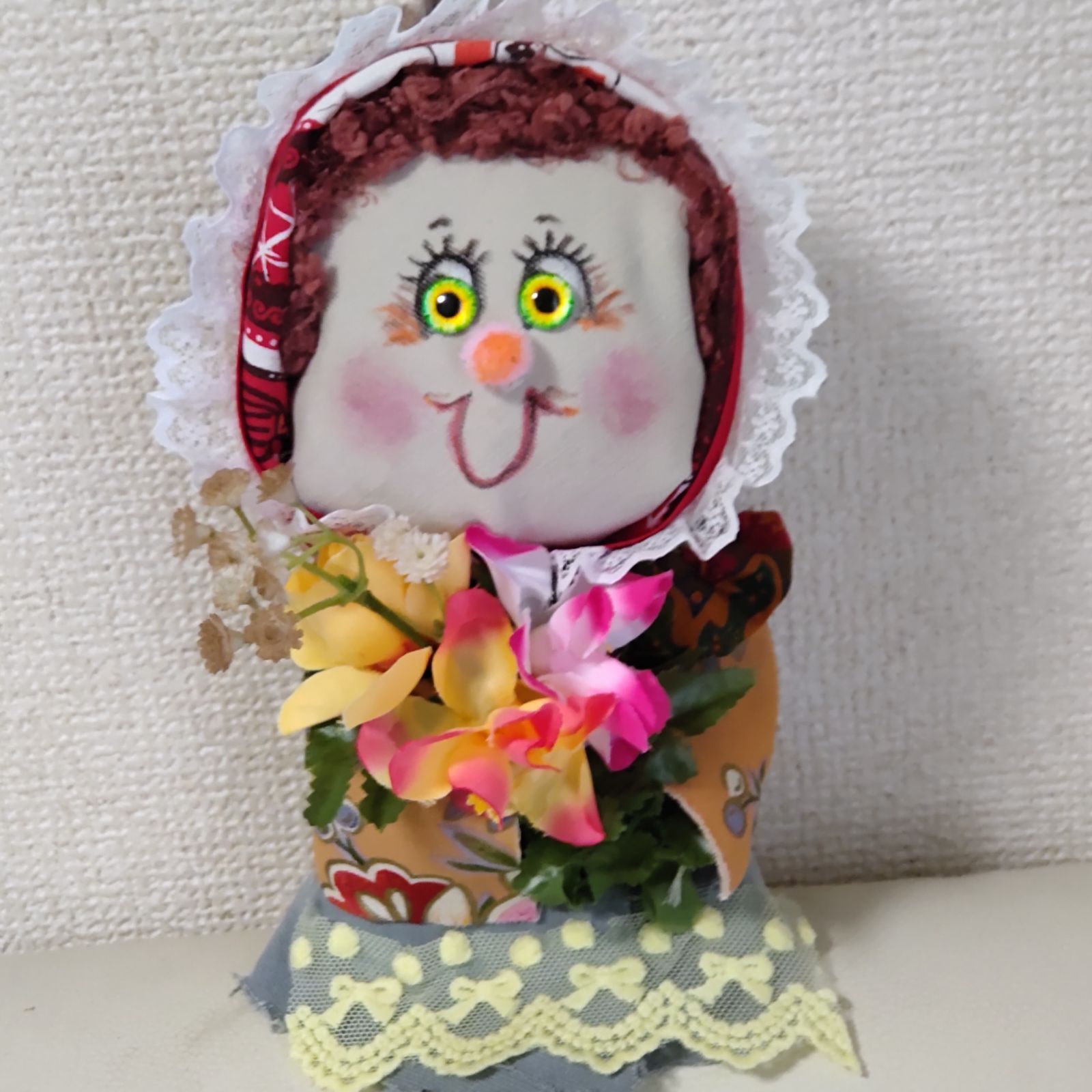 23cm 愛嬌たっぷりかわいいマダムのお人形 花束をかかえたおばあさん 