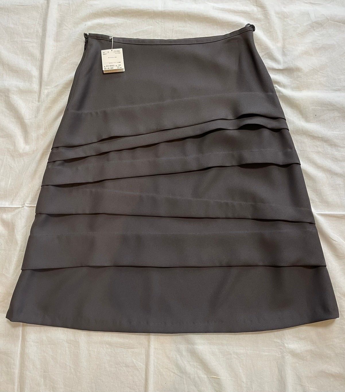 限定SALE爆買いイクコIKUKO タフタ素材たっぷりのロングスカート タグ付き新品 ロングスカート