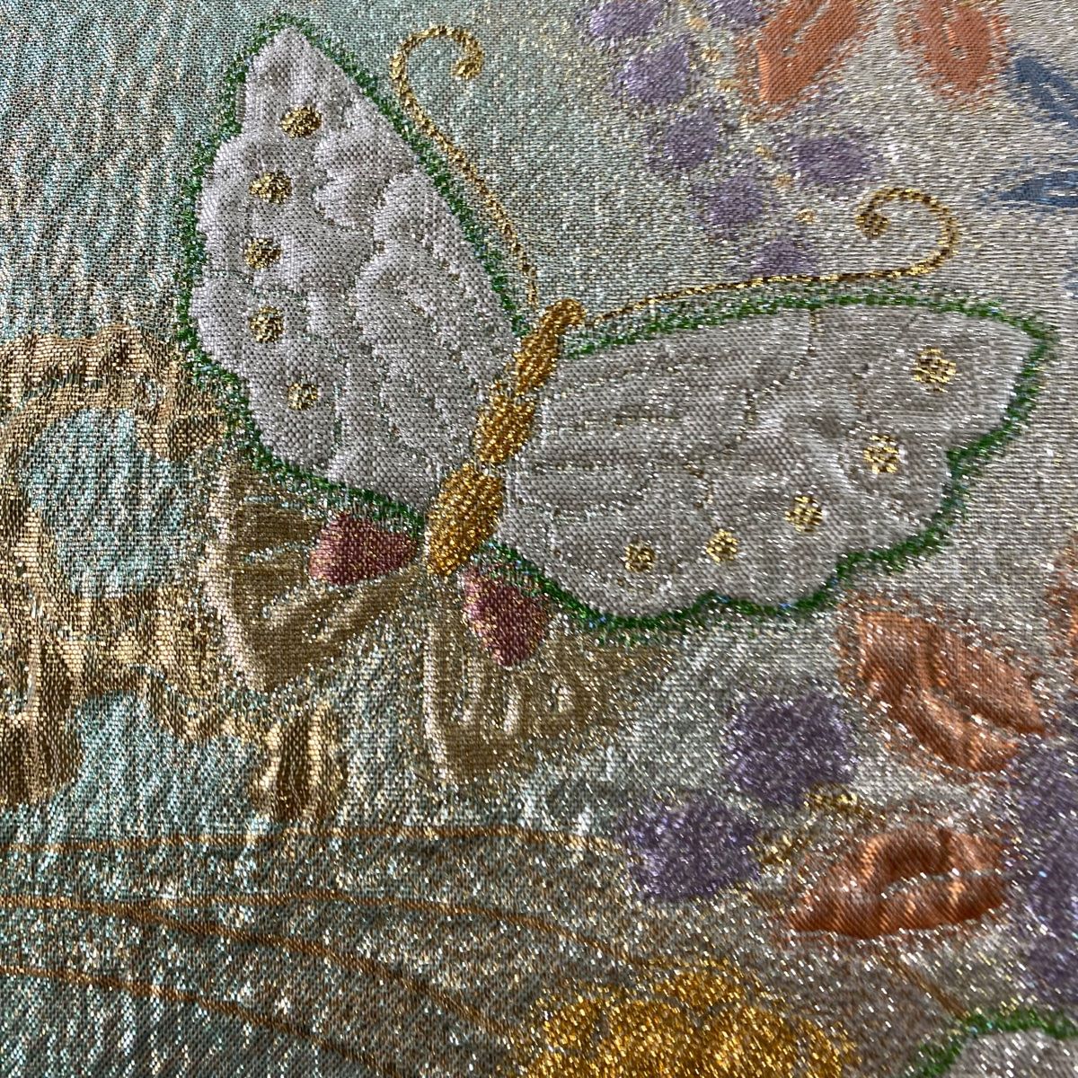 A26 美品　袋帯　綴れ　花草 袋帯 美品 秀品 草花 蝶 箔 薄緑 六通 正絹 【中古】 - メルカリ