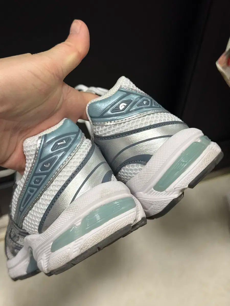 アシックス 白 グレー ランニングシューズ