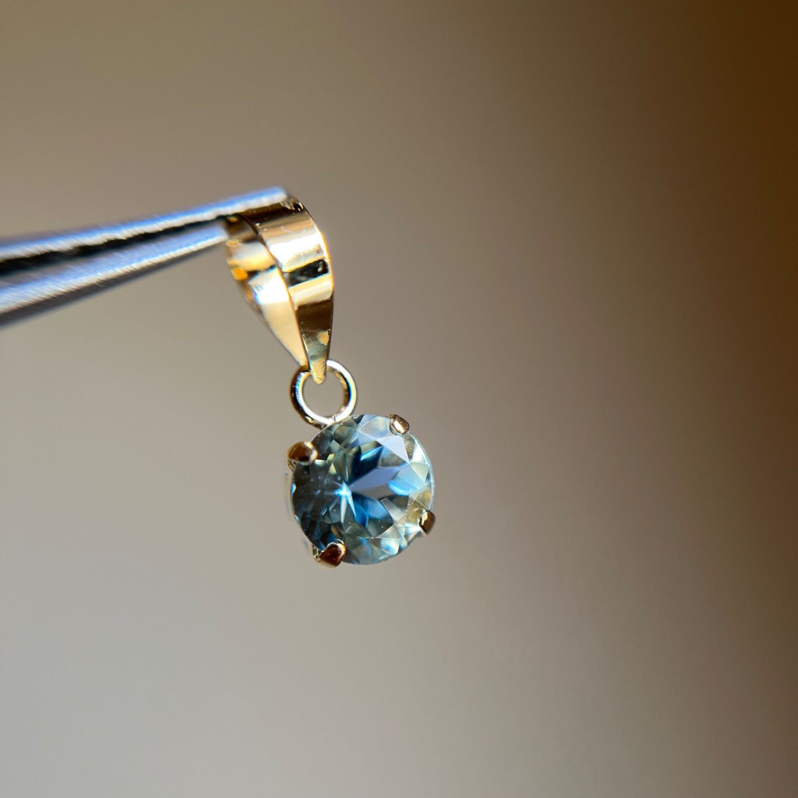K18 天然石サンタマリアアクアマリン ラウンド ペンダントトップ チャーム