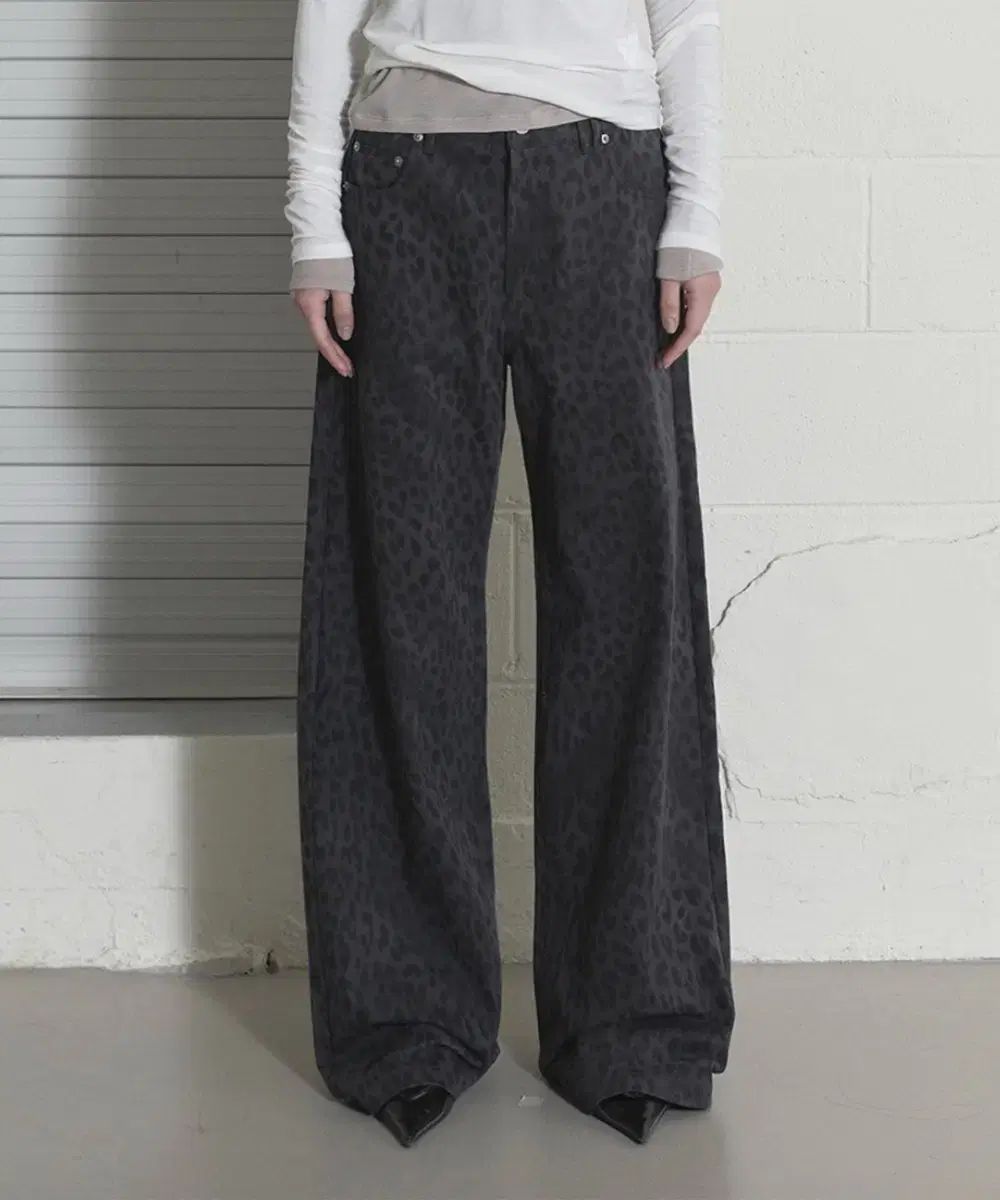 1 オーデス ヒョウ柄 レオパード ストレート パンツ チャコール