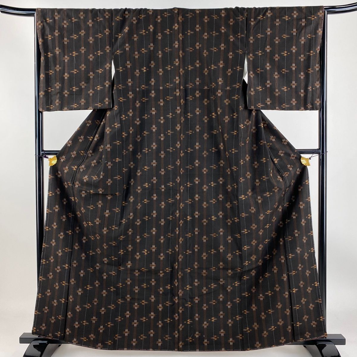大島紬 身丈150.5cm 裄丈62cm S 袷 純泥染 証紙あり 蝶 幾何学 焦茶色 正絹 名品 中古 大島紬 身丈150.5cm 裄丈62cm S 袷 純泥染 証紙あり 蝶 幾何
