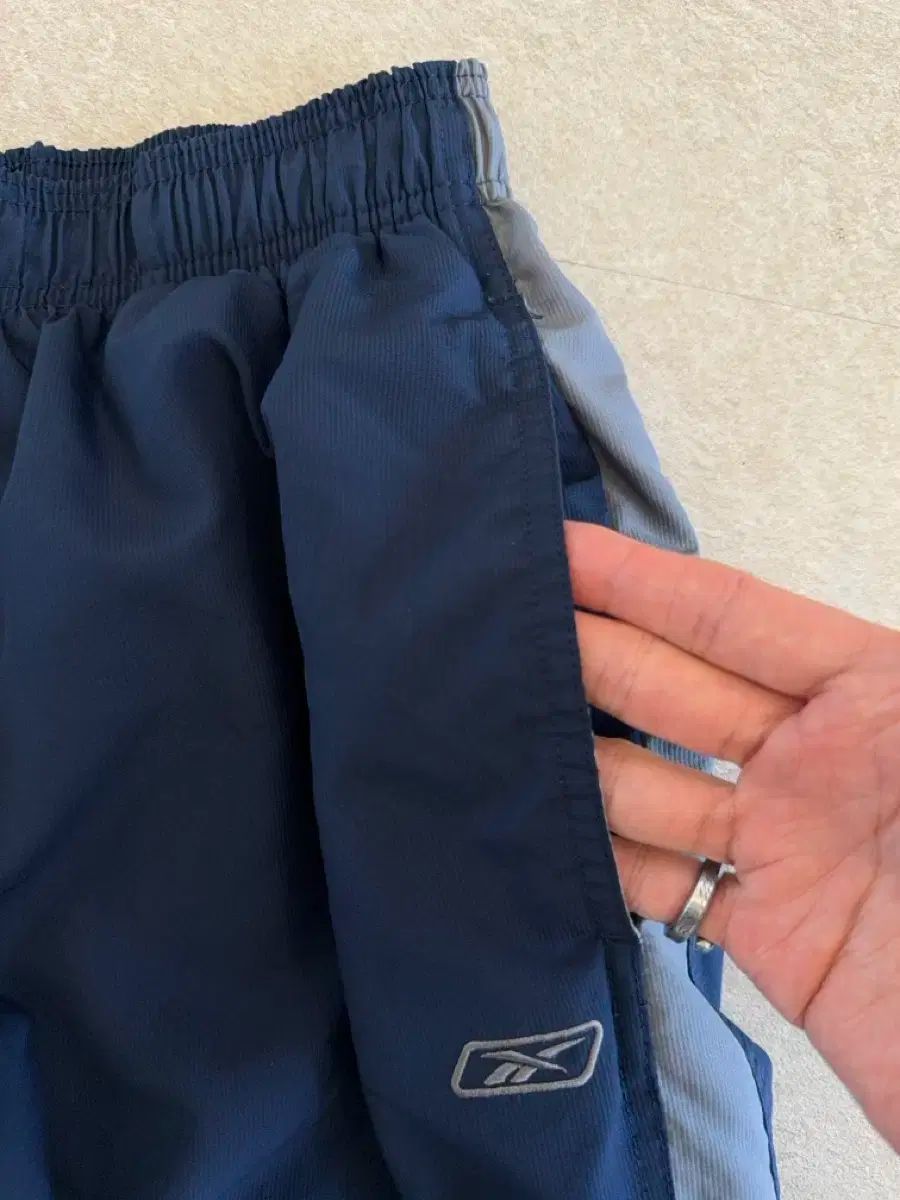 トラックパンツ