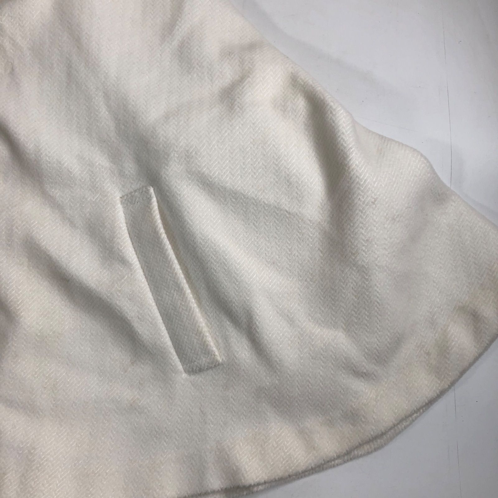 A0924-19-8 CECIL MCBEE セシルマクビー ラクーンファー レディースポンチョ 白いジャケット Mサイズ 冬 着丈61cm CAMPINGPARCCENTRAL_COM