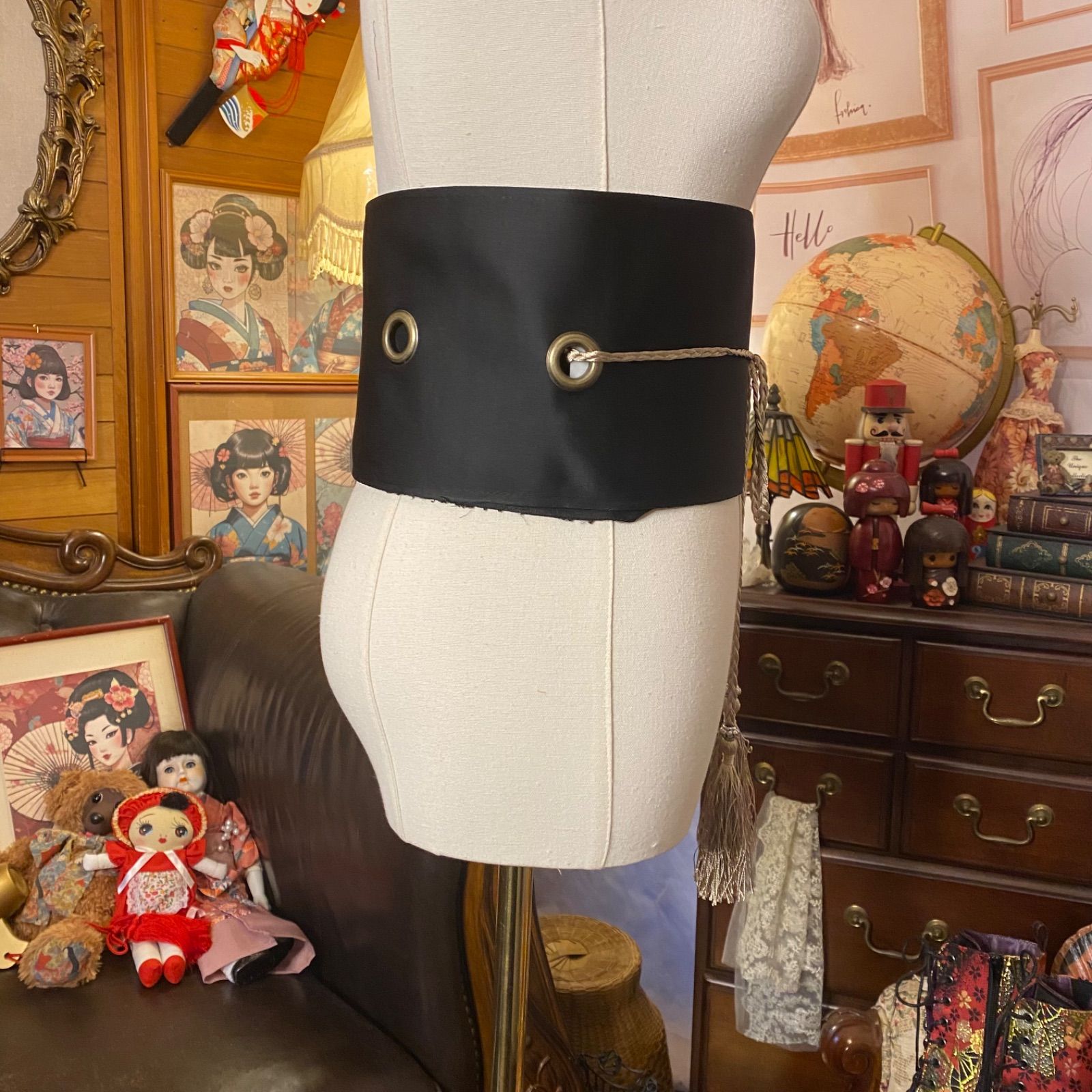 名古屋帯 リメイク サッシュベルト 飾り帯 和洋折衷 ハンドメイド レトロ 古着 L〜LL対応 深く、静かな黒地のなかに、ひときわ映える金糸の文様。 ROB-98