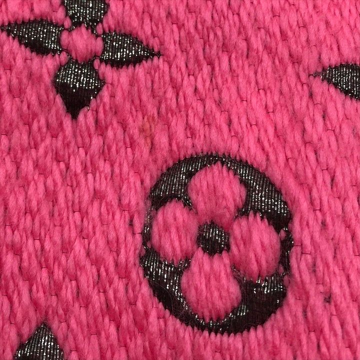 ルイヴィトン ピンク ロゴ入り マフラー LOUIS VUITTON ルイヴィトン マフラー エシャルプ・ロゴマニア