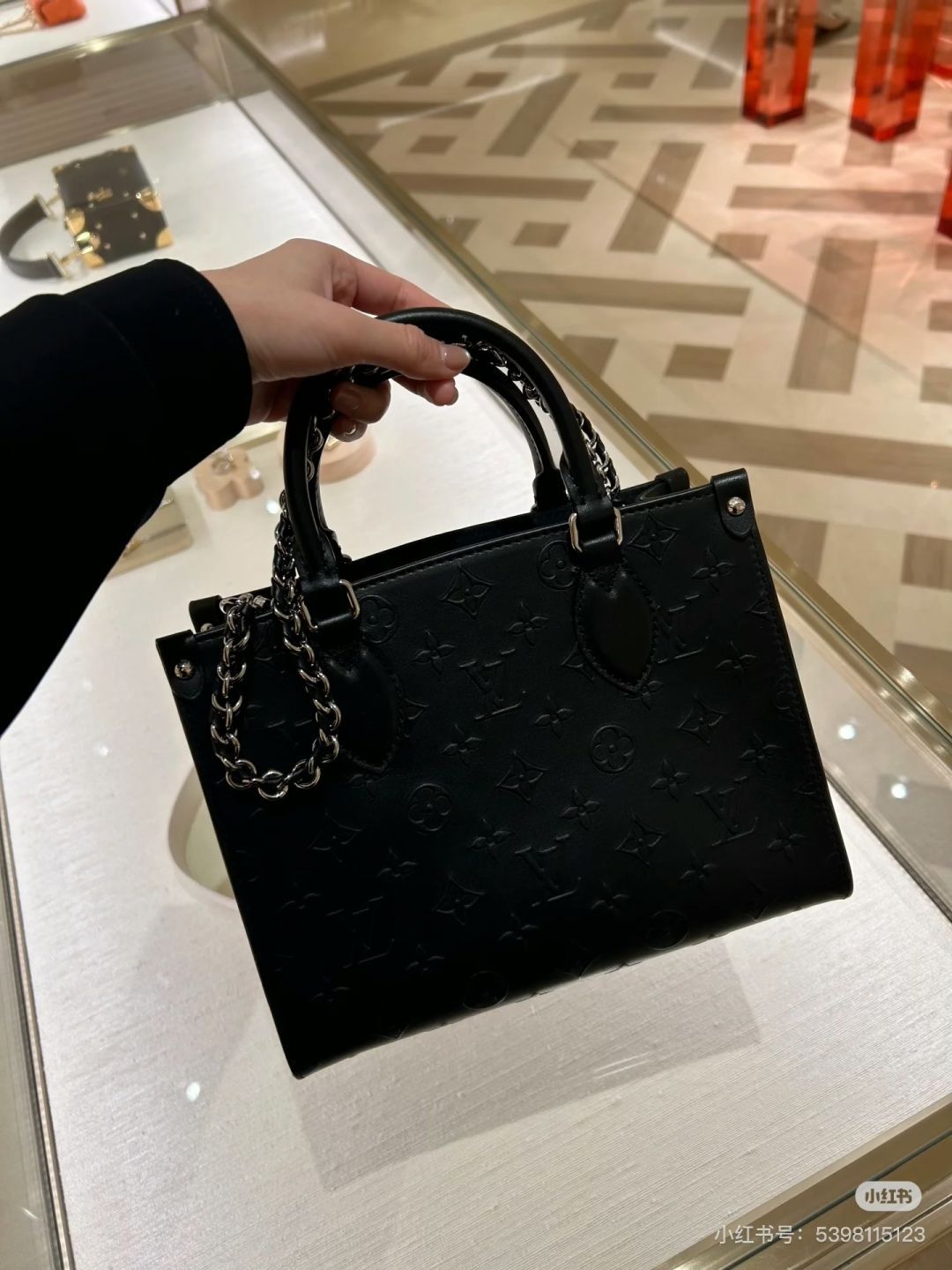 LV真新しい黒のエンボスロゴ入りハンドバッグが来たよ 神秘的で