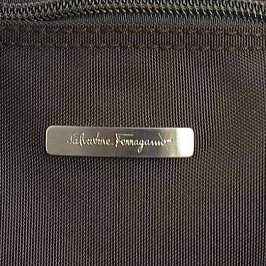 サルヴァトーレフェラガモ Salvatore Ferragamo  斜め掛けショルダーバッグ