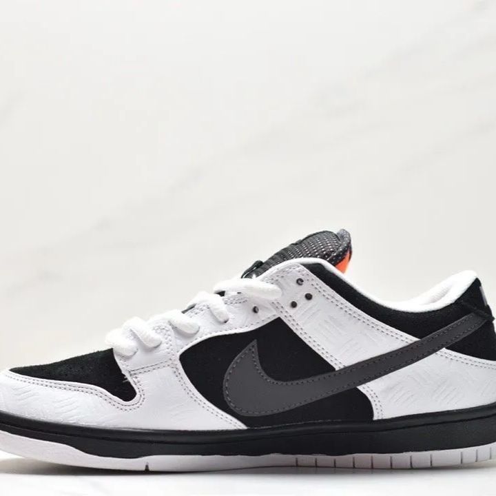 スニーカー TIGHTBOOTH × Nike SB Dunk Low Pro QS Black and White タイトブース × ナイキ SB ダンク ロー プロ QS FD2629-100 メンズ  レディース