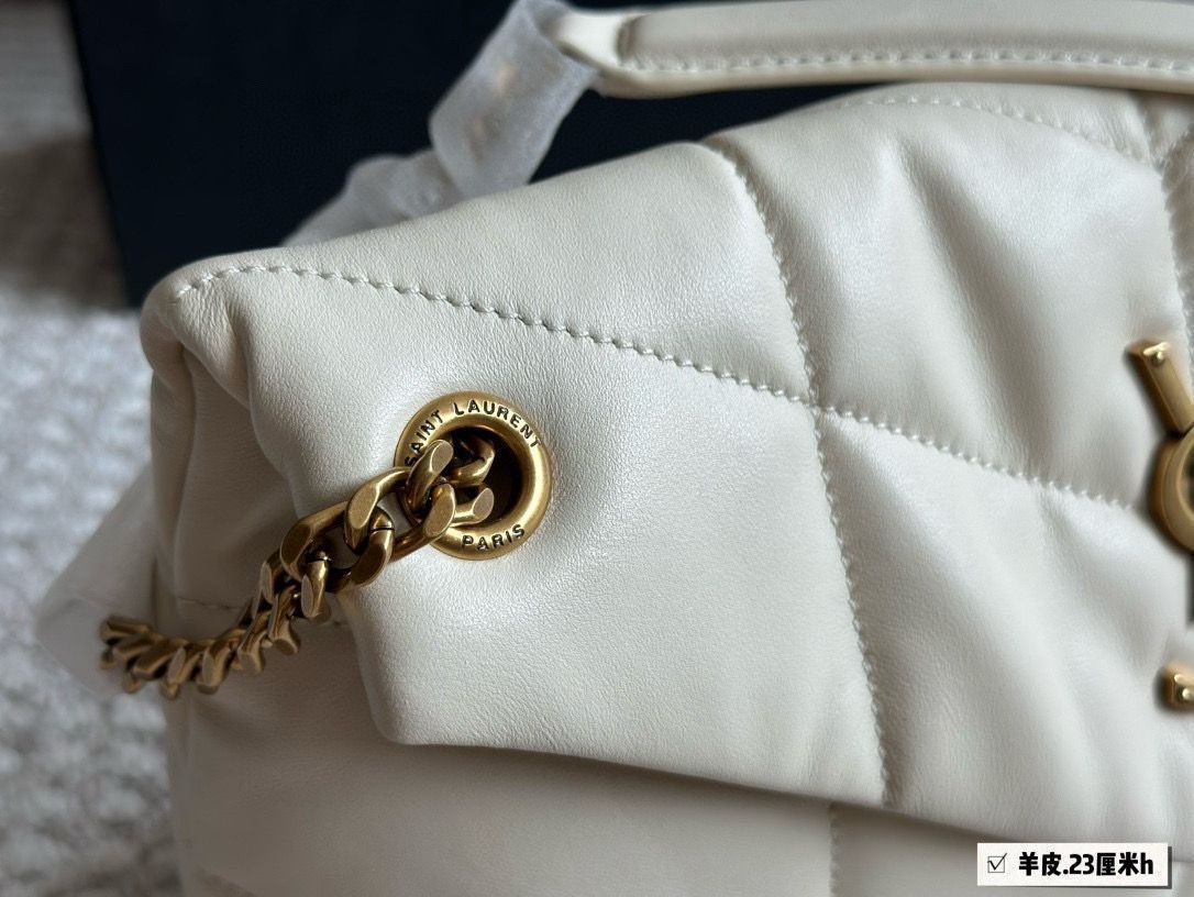 ⭐️ YSL の Loulou Puffer クッションバッグ 大きさ 29×22cm 小ささ 23×16cm -MM輸入5