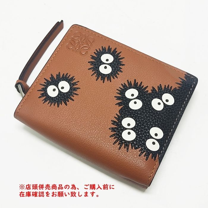 店頭併売商品※◇美品◇LOEWE ロエベ 二つ折り財布 ジブリコラボ となりのトトロ まっくろくろすけ レザー M481 - メルカリ