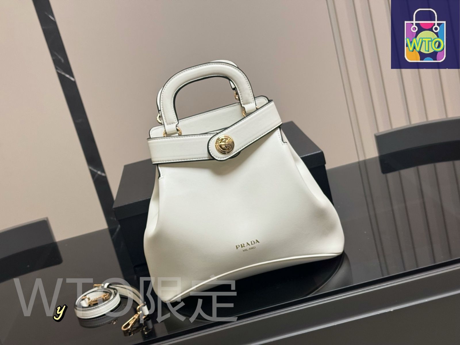 【新品未使用】PRADA アームレザーカフ レザー シルバー金具 レディース 新品未使用】PRADA アームレザーカフ レザー シルバー金具