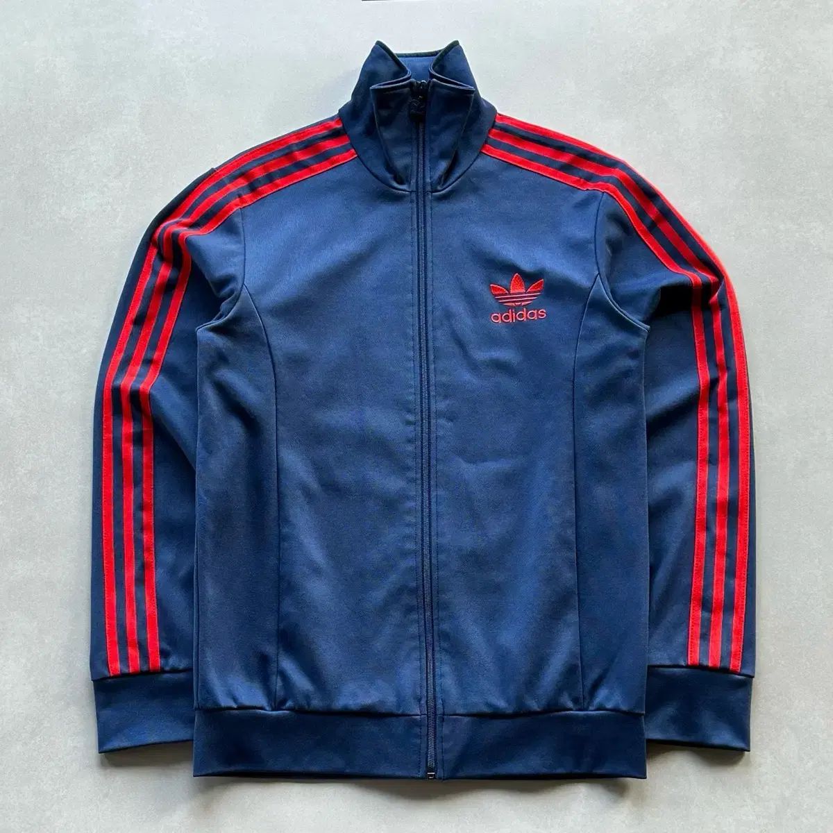 L adidas(アディダス) ヨーロッパ ネイビー ＆ レッド トラックトップス ジャージ