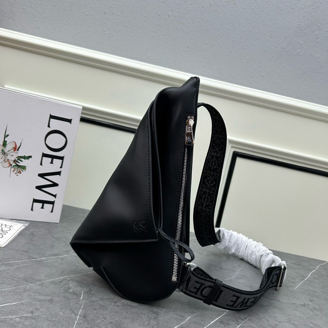 LOEWEアントンスリングソフトグレインカーフレザー ダークモス 