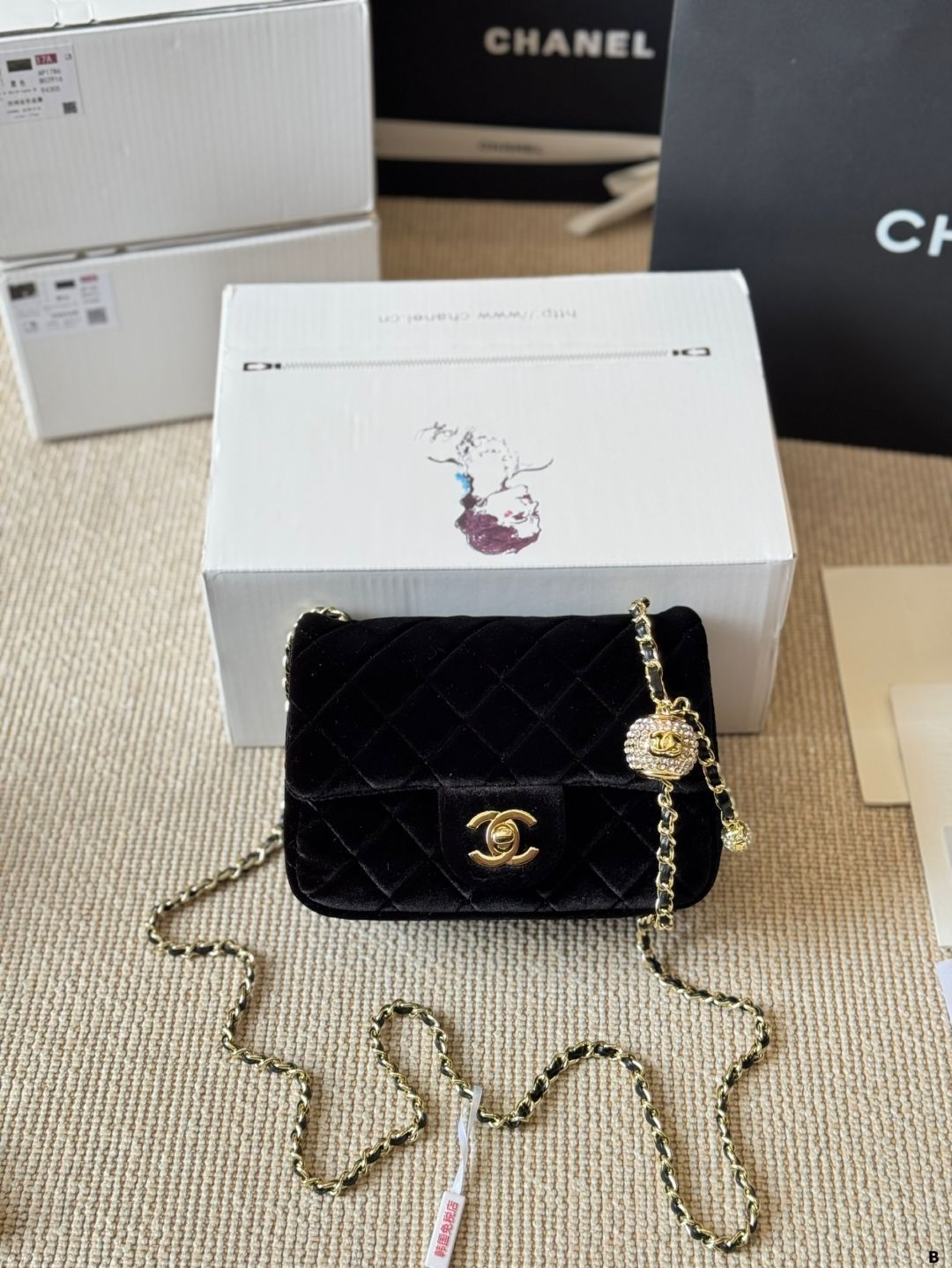 シャネルベルベットポシェット（新品） 今日特価】Chanel 黒金ベルベットドリルボール シャネル 小羊皮