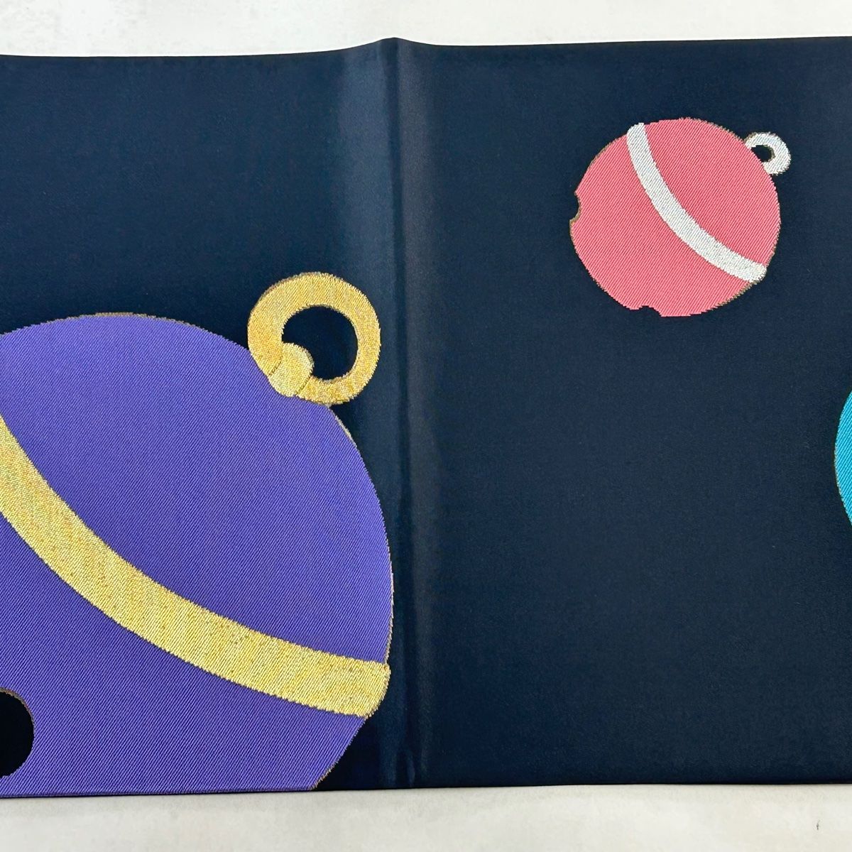 【洒落袋帯ジュサブロー+帯締め2点セット】六通　約445cm 正絹　燕脂墨色 袋帯 美品 逸品 辻村ジュサブロー 落款 鈴 金銀糸 箔 黒 六通