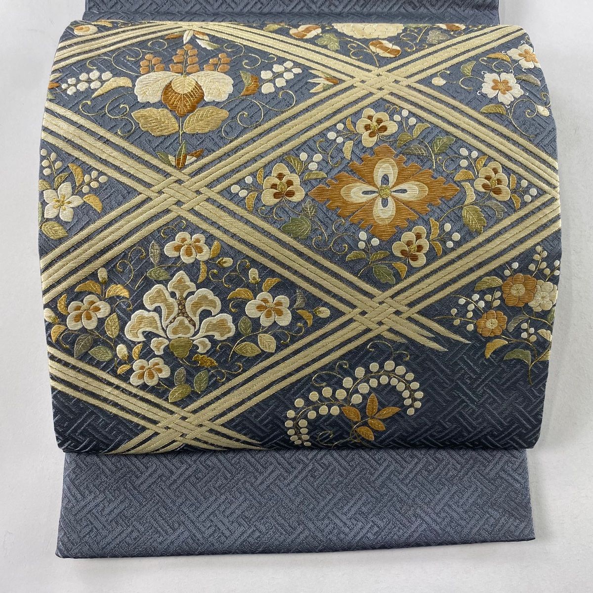 多色刺繍の袋帯　正絹　お太鼓柄 袋帯 逸品 華文 ヱ霞 刺繍 金糸 薄緑 お太鼓柄 正絹 【中古