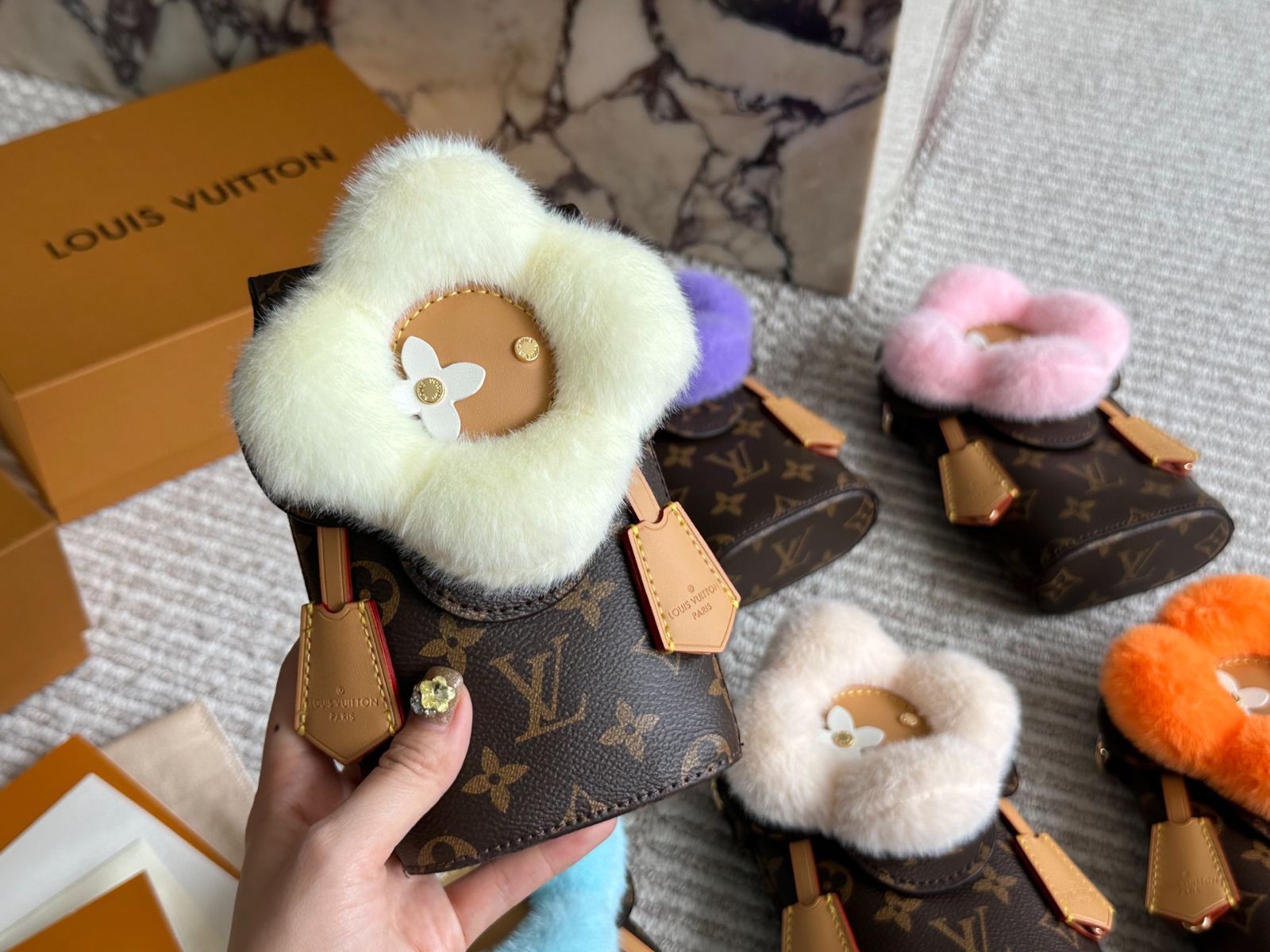 今日 LV 2025 クリスマス リミテッド ヴィヴィアン スマホバッグ ベルベット 15×10cm -MM輸入 STEELWINDOWSANDDOORS_COM