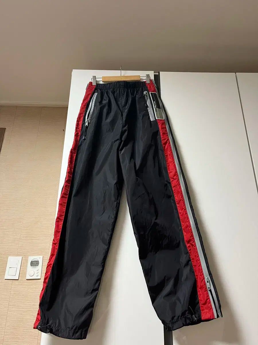38 PRADA プラダ ナイロン サイド ストライプ トラックパンツ