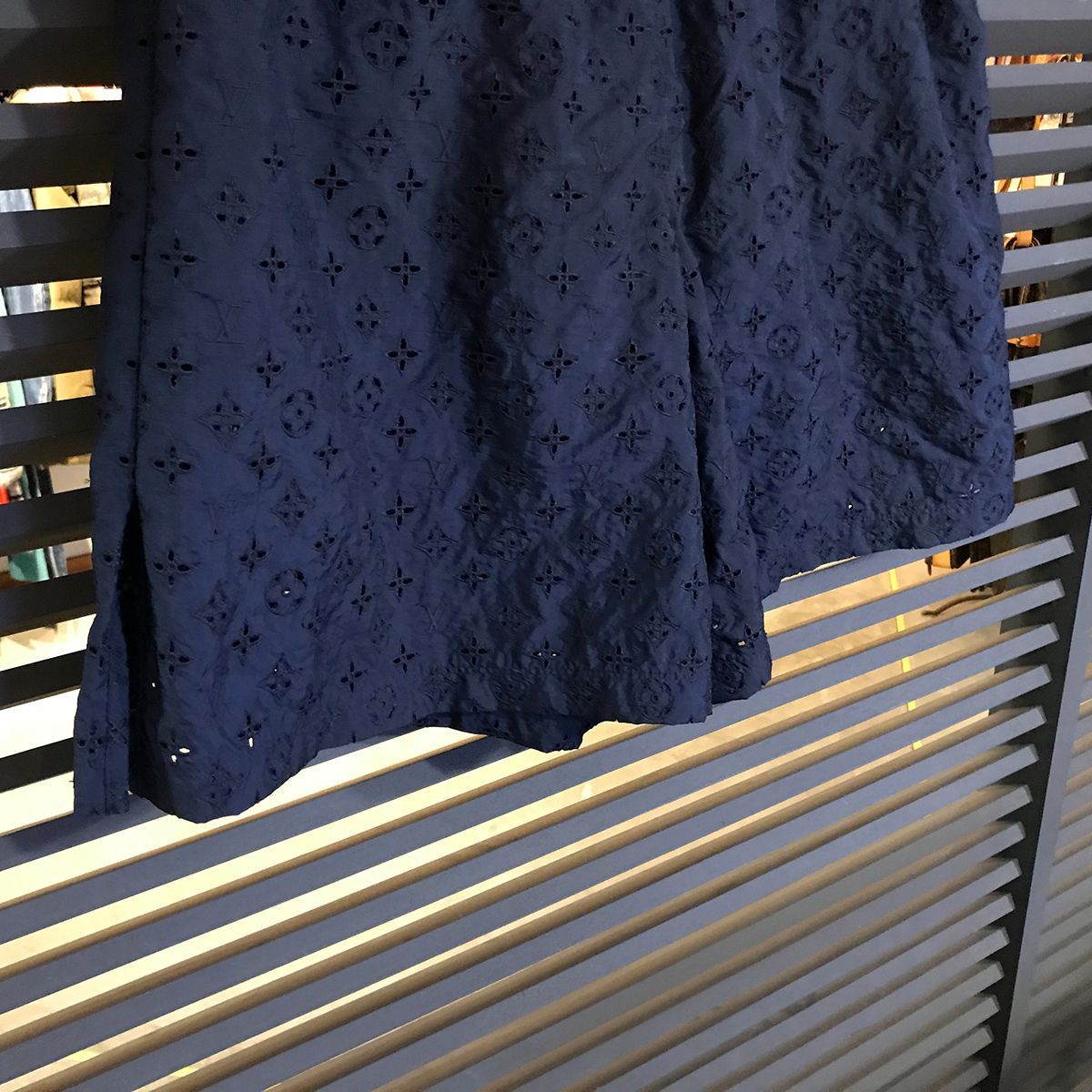 超 ルイヴィトン モノグラム ハーフパンツ ネイビー 40 エンブロイダリー Lサイズ 14396 DECORATOM_COM_BR