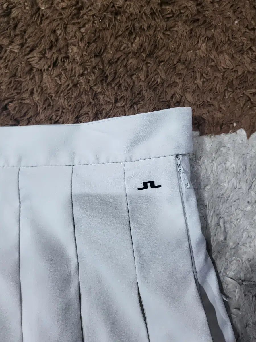 J.LINDEBERG J.リンドバーグ ホワイト プリーツ スカート LLC-HASEGAWATOSO_COM